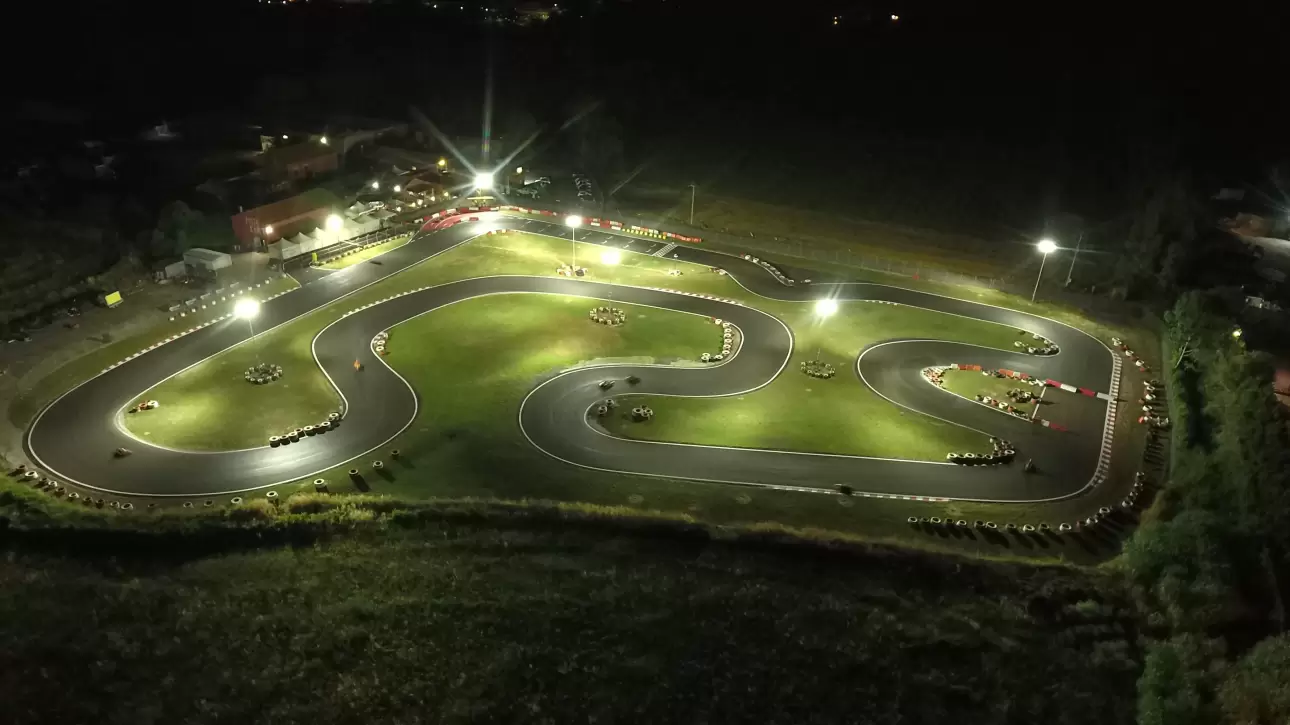 Illuminazione led pista di go-kart con proiettori industriali led