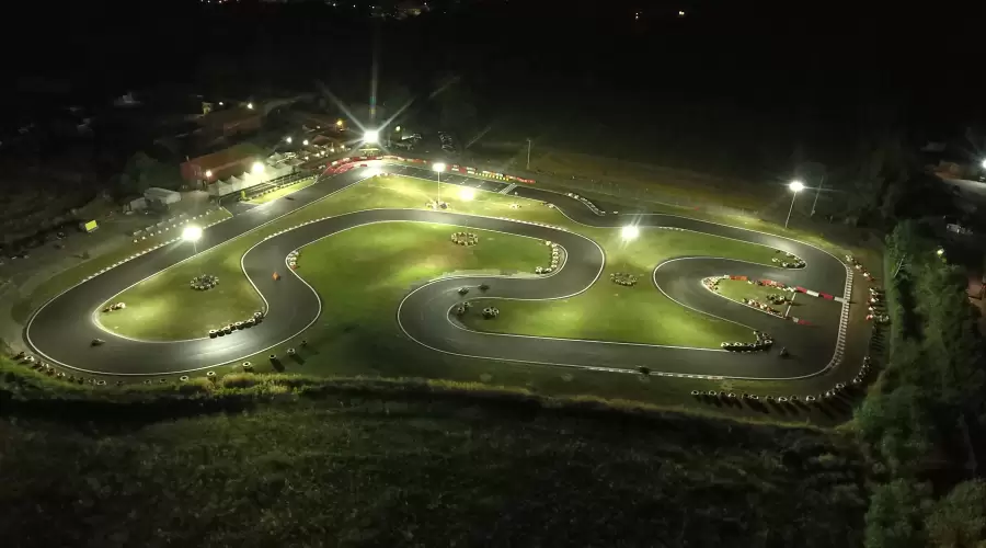 Illuminazione led pista di go-kart con proiettori industriali led