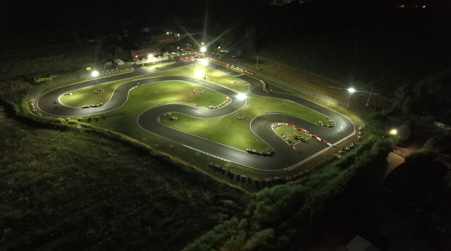 illuminazione notturna in una pista di go-kart
