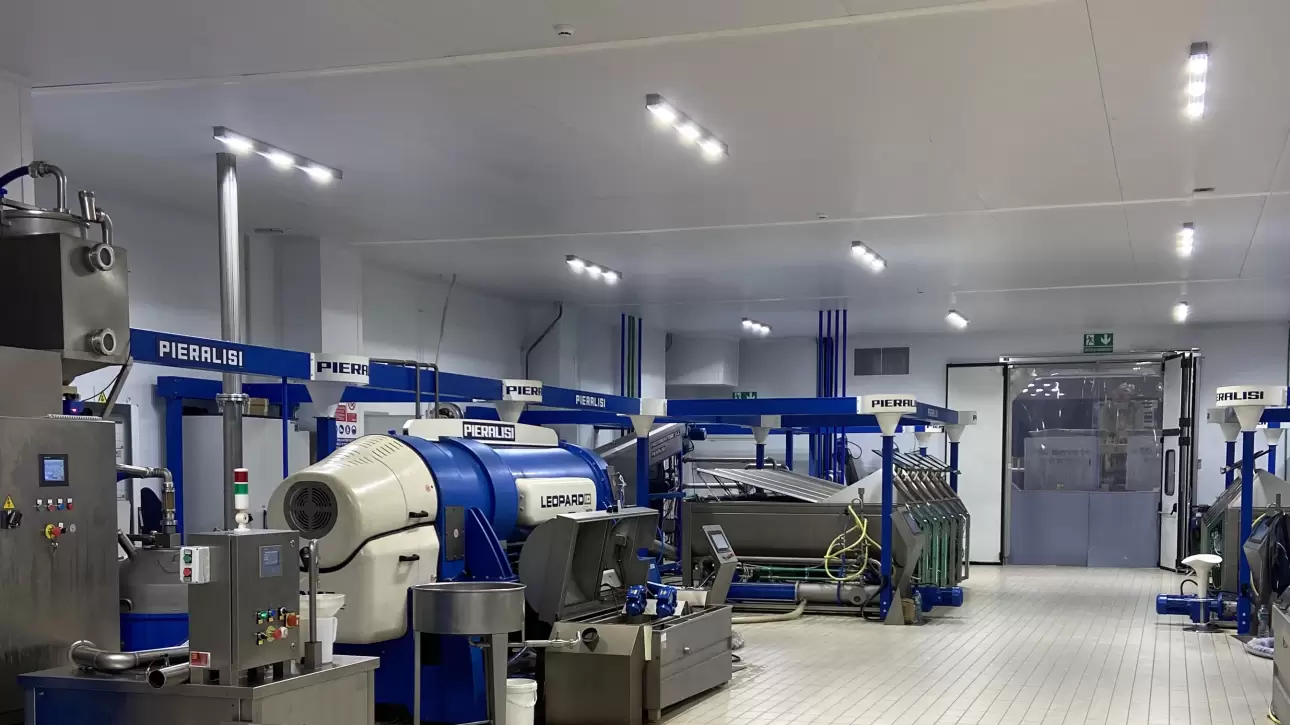 Illuminazione Led oleificio con plafoniere industriali