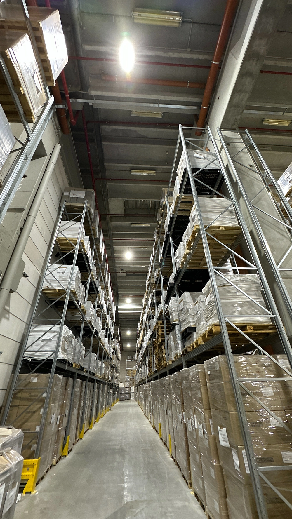 Deposito logistico illuminato con proiettori LED professionali