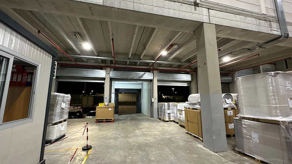 Illuminazione LED uniforme all’interno di un magazzino industriale