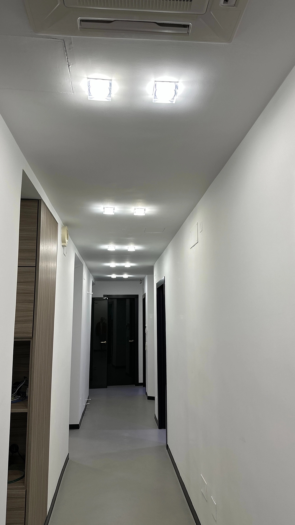 corridoio studio dentistico illuminato con faretti led