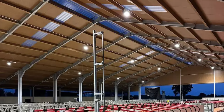 Illuminazione LED per Stalle: Fotoperiodo, Benessere Animale e Risparmio Energetico