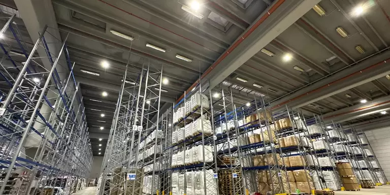 Illuminazione LED per Centri Logistici e Magazzini: Efficienza, Sicurezza e Risparmio Energetico