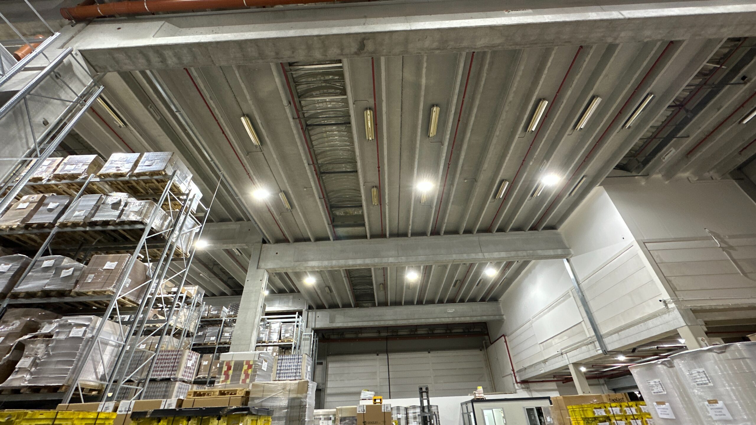 Vista aerea del magazzino logistico Packing illuminato a LED