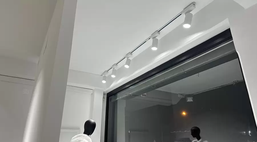 Illuminazione di un negozio di abiti da sposa