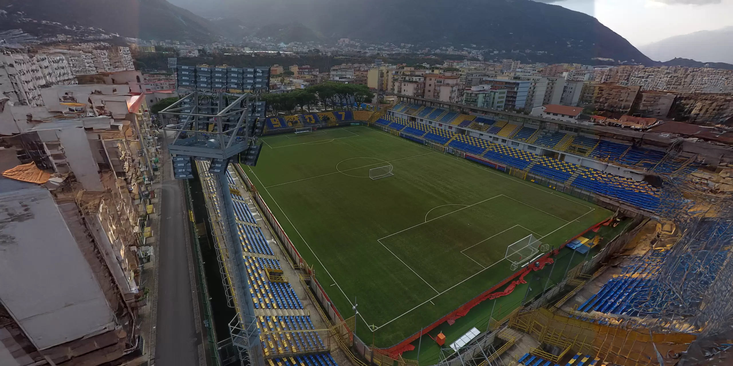 visuale del campo di calcio della Juve Stabia con proiettori industriali led da 900 e 600 watt ad alta efficienza luminosa