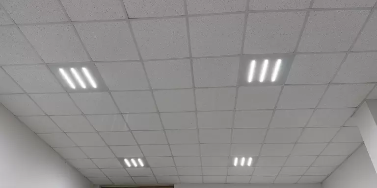 Perché 500 lux non bastano per illuminare bene un ufficio?