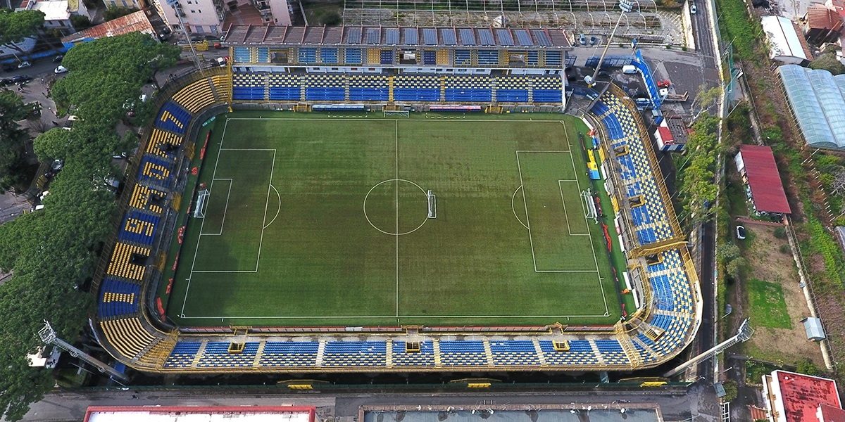 Vista aerea di un campo da calcio illuminato con proiettori LED