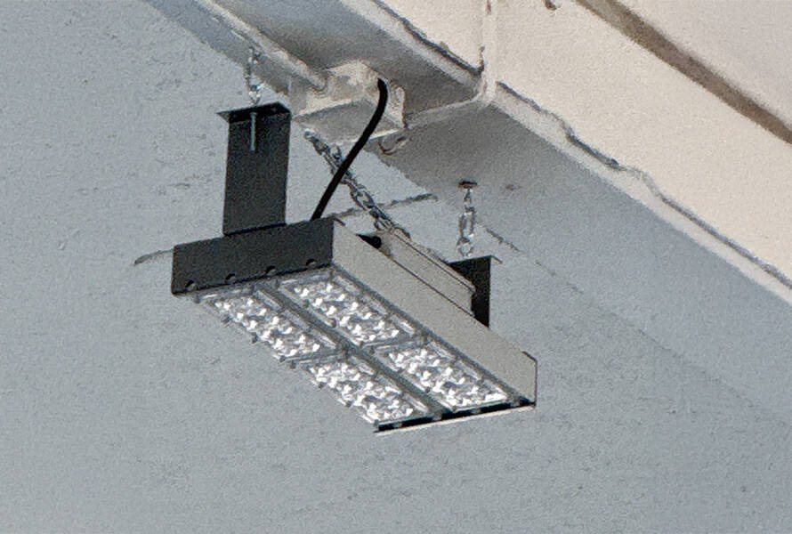 Miglioramento della Illuminazione per la Palestra di una Scuola con Proiettori LED