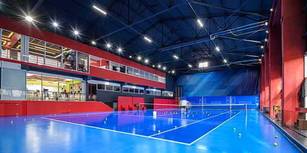 Campo da tennis illuminato con un impianto LED professionale progettato secondo il Metodo RIGEN.