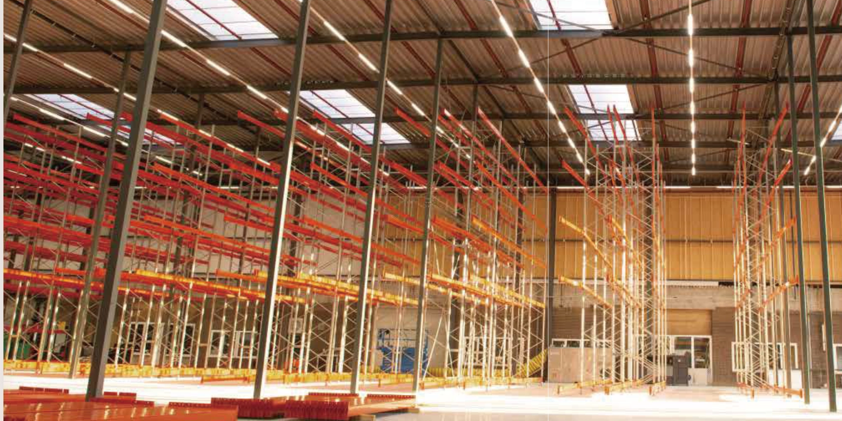 Sistema lineare LED MARLENE installato tra scaffalature industriali