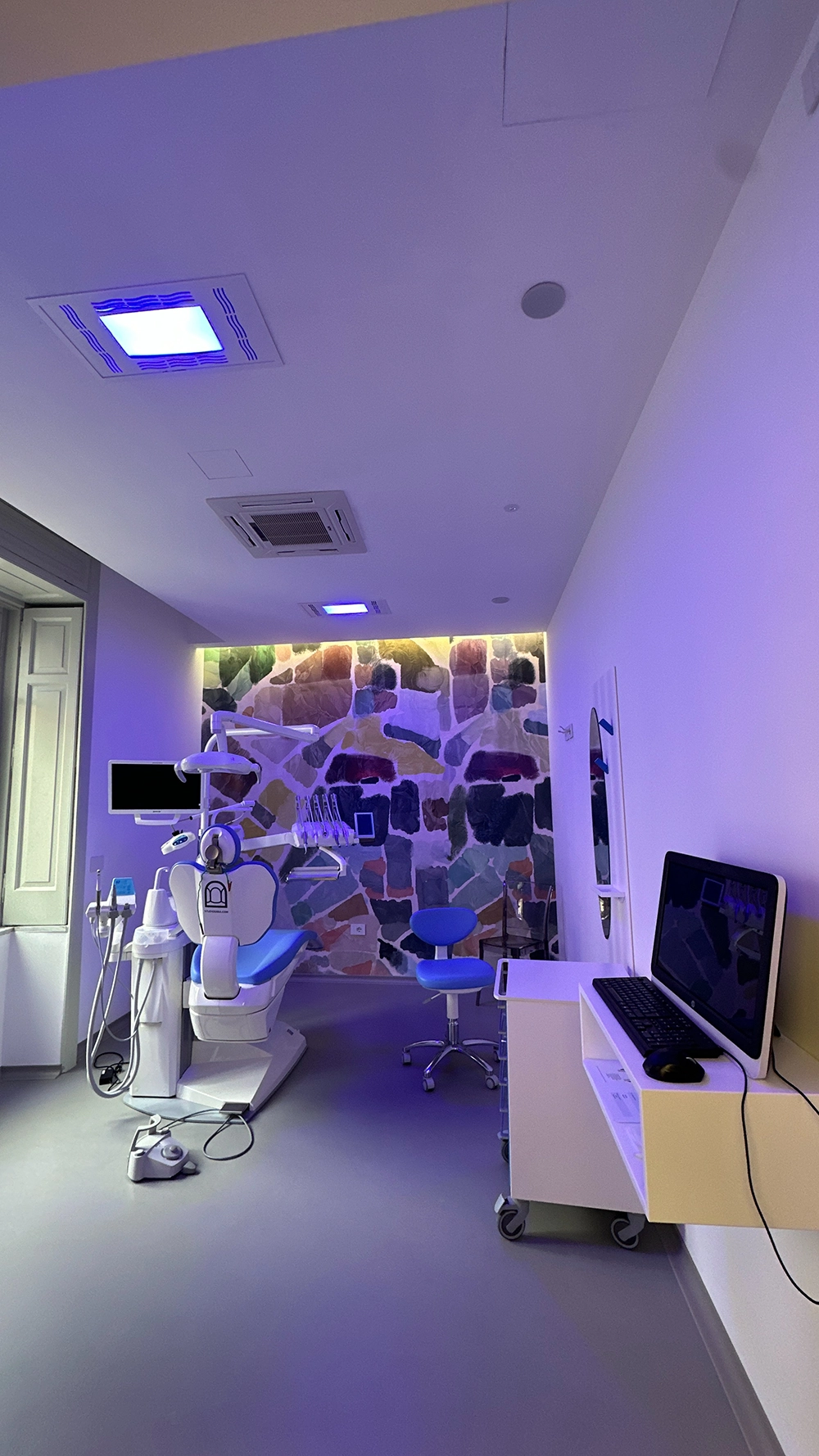 poltrona studio dentistico illuminata con plafoniere led antivirus e antibatteriche