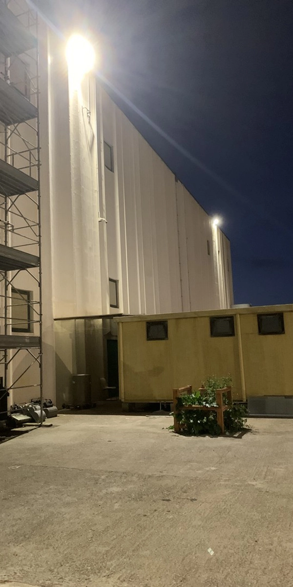 Illuminazione esterna capannone con proiettore LED Draco 120 Evo