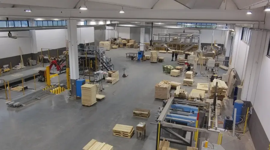 Deposito logistico illuminato con impianto LED professionale progettato per garantire elevata uniformità luminosa, sicurezza e riduzione dei consumi.
