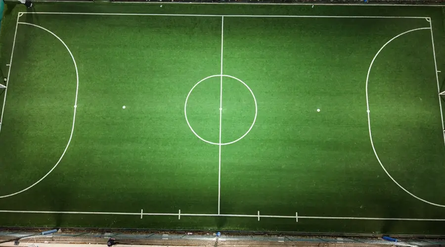Campo da calcio a 5 illuminato con proiettori LED professionali progettati secondo il Metodo RIGEN.