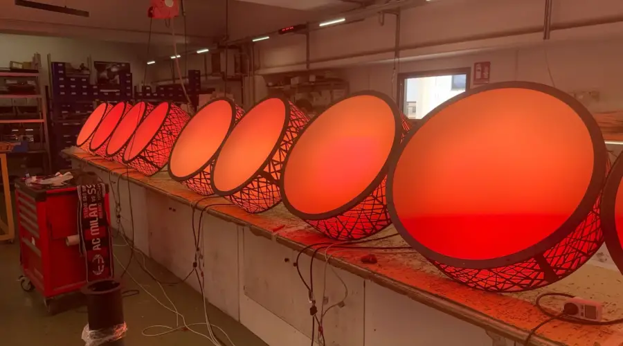 Lampade LED rotonde progettate su misura durante le prove in laboratorio