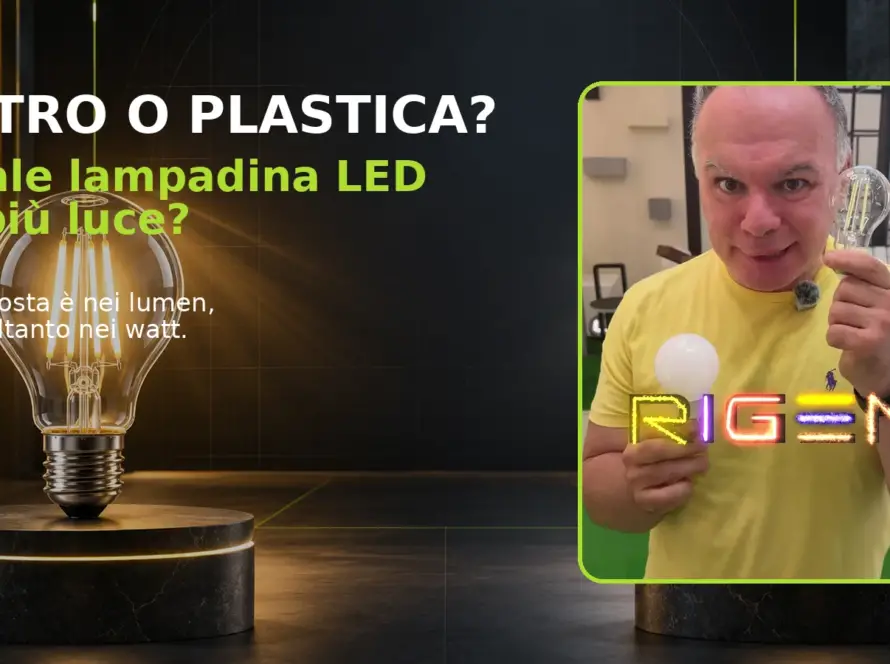 Fabio Locorotondo confronta una lampadina LED in vetro e una in plastica opale