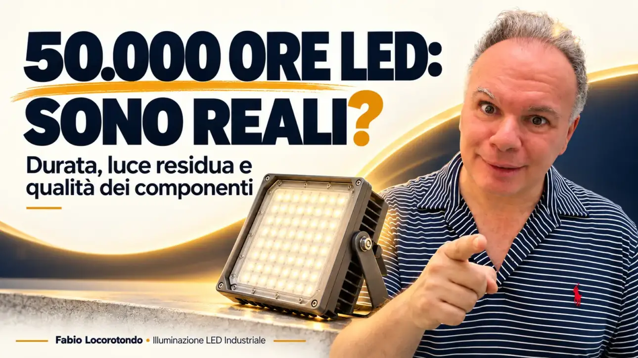 Fabio Locorotondo con un proiettore LED nella guida alle 50.000 ore di durata