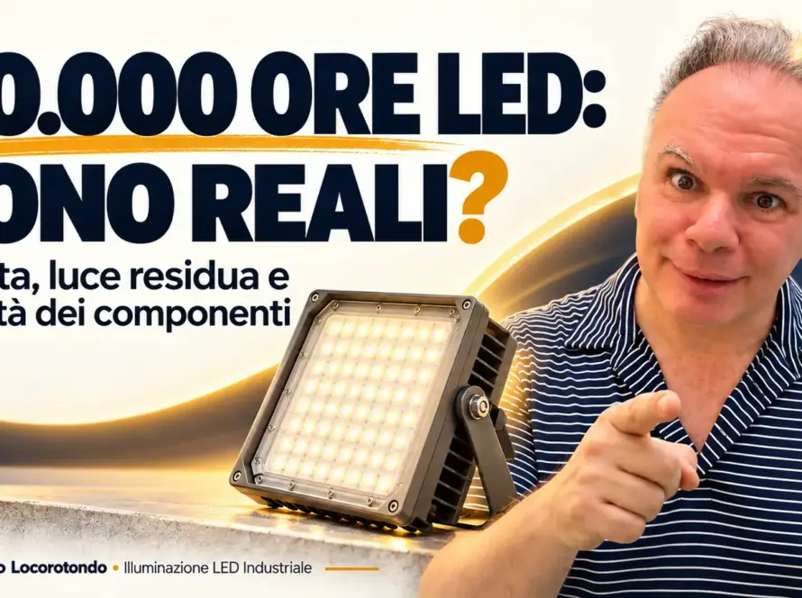 Fabio Locorotondo con un proiettore LED nella guida alle 50.000 ore di durata