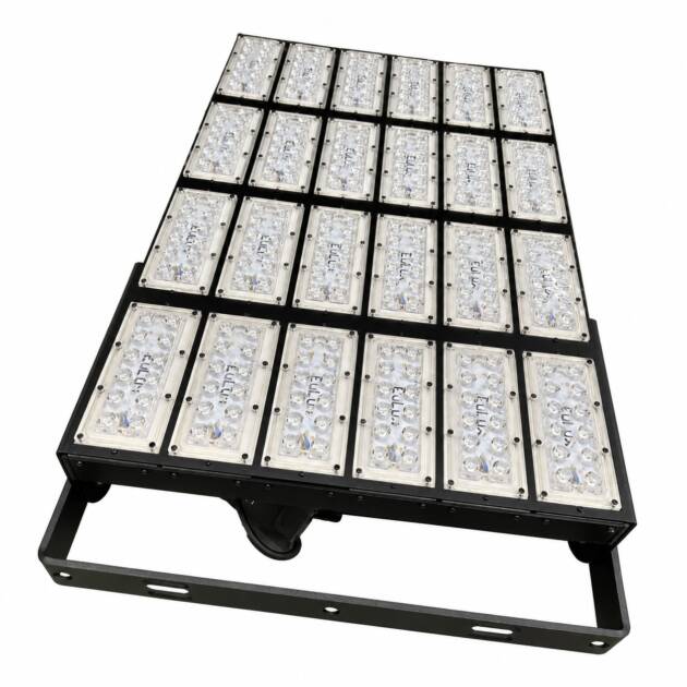 Proiettore LED DRACO 1000 S scontornato su fondo bianco