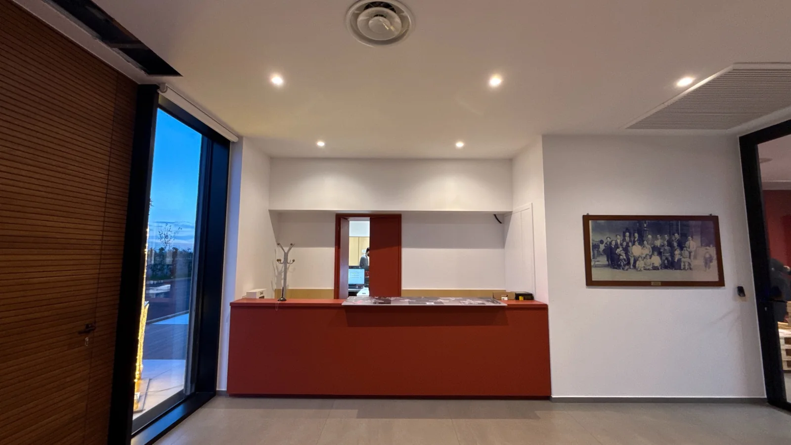 Reception di un ufficio con illuminazione LED differenziata e luce verticale