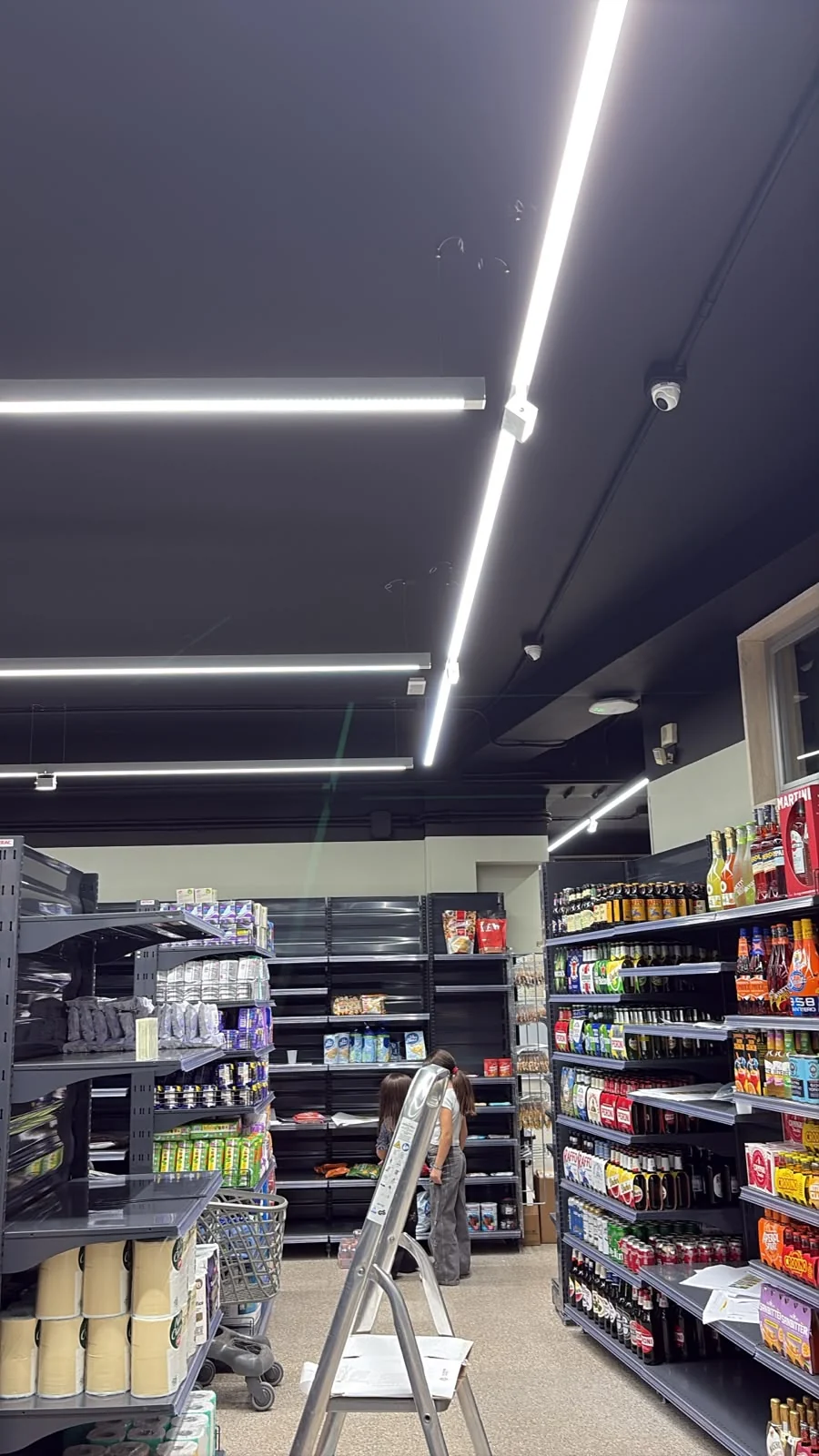Corsie del supermercato illuminate con oltre 1000 lux medi