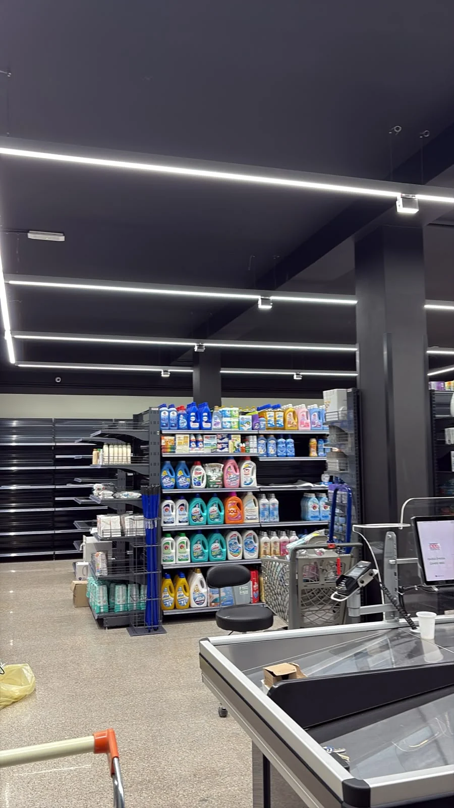 Illuminazione LED dell’area casse del supermercato a Grottaglie