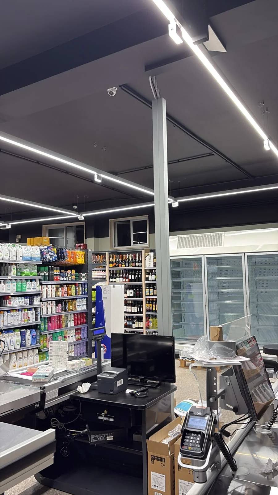 Plafoniere lineari LED TEDUA Made in Italy installate nel supermercato